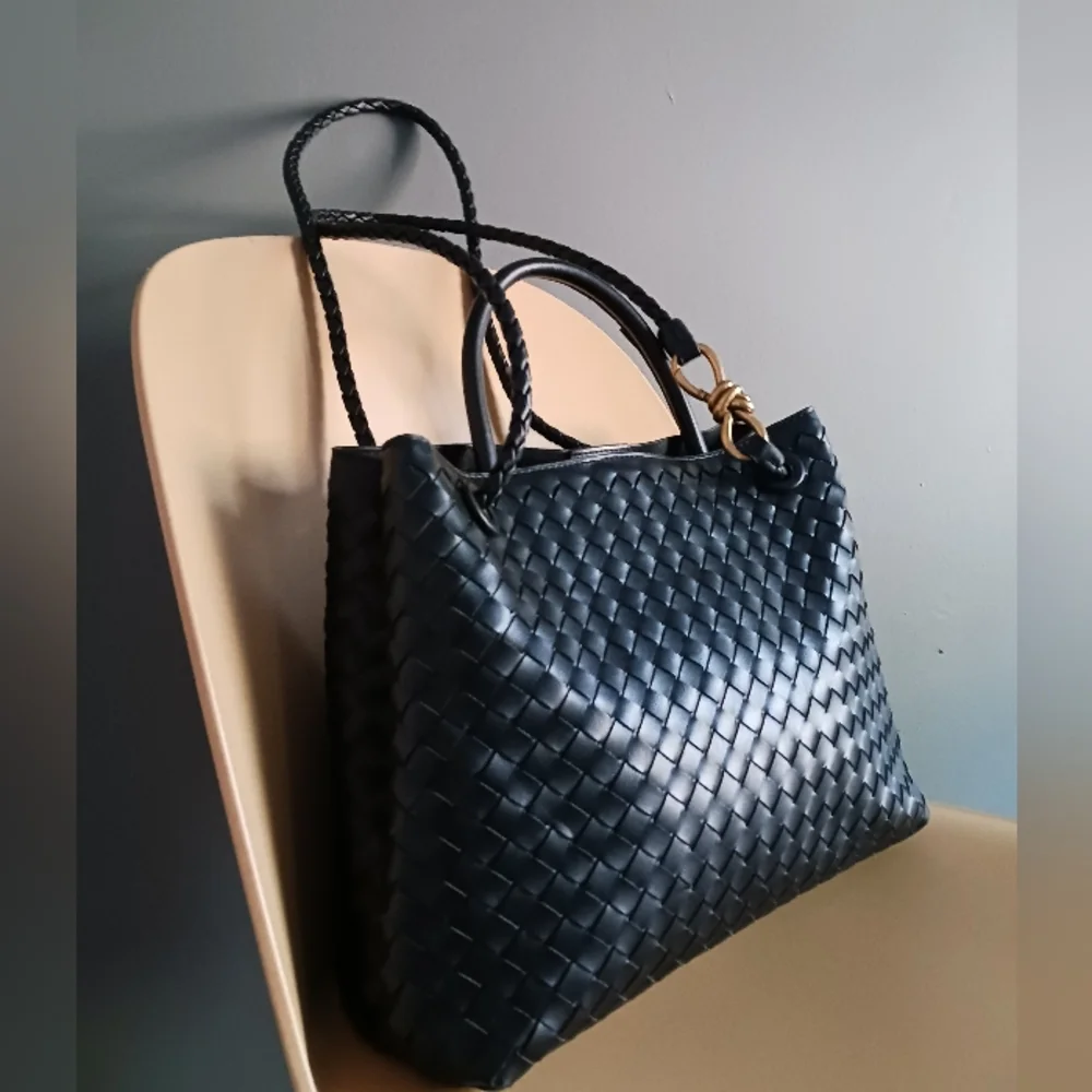 Elegant Black Woven Shoulder Bag - Picture 4 of 14